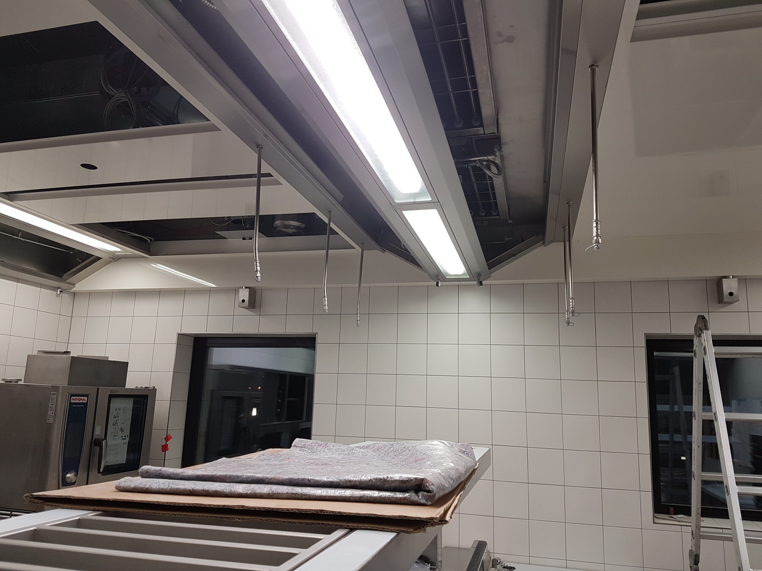 Löschdüsen unter der Küchendecke