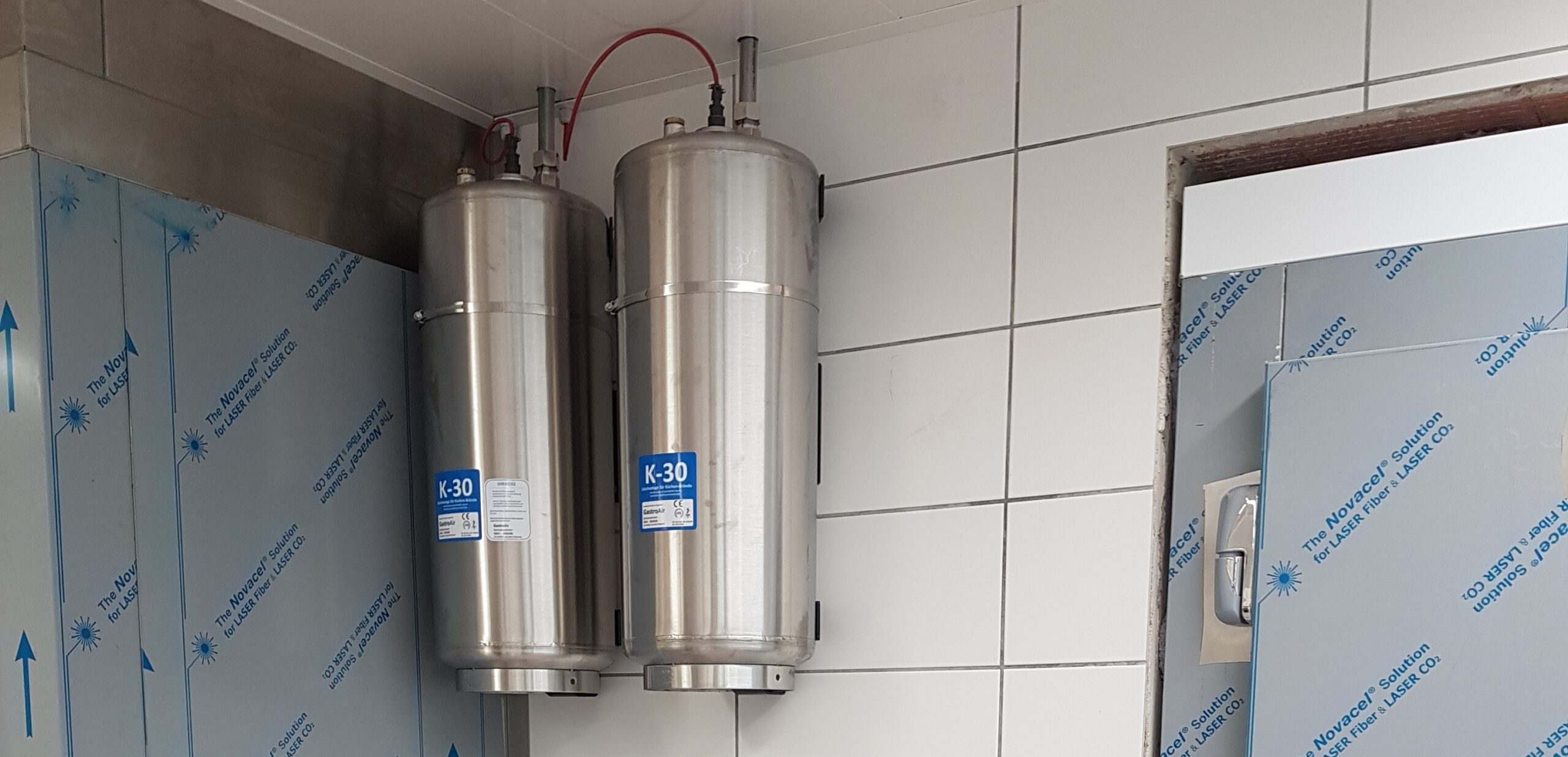 K-30 Löschmitteltanks an der Wand